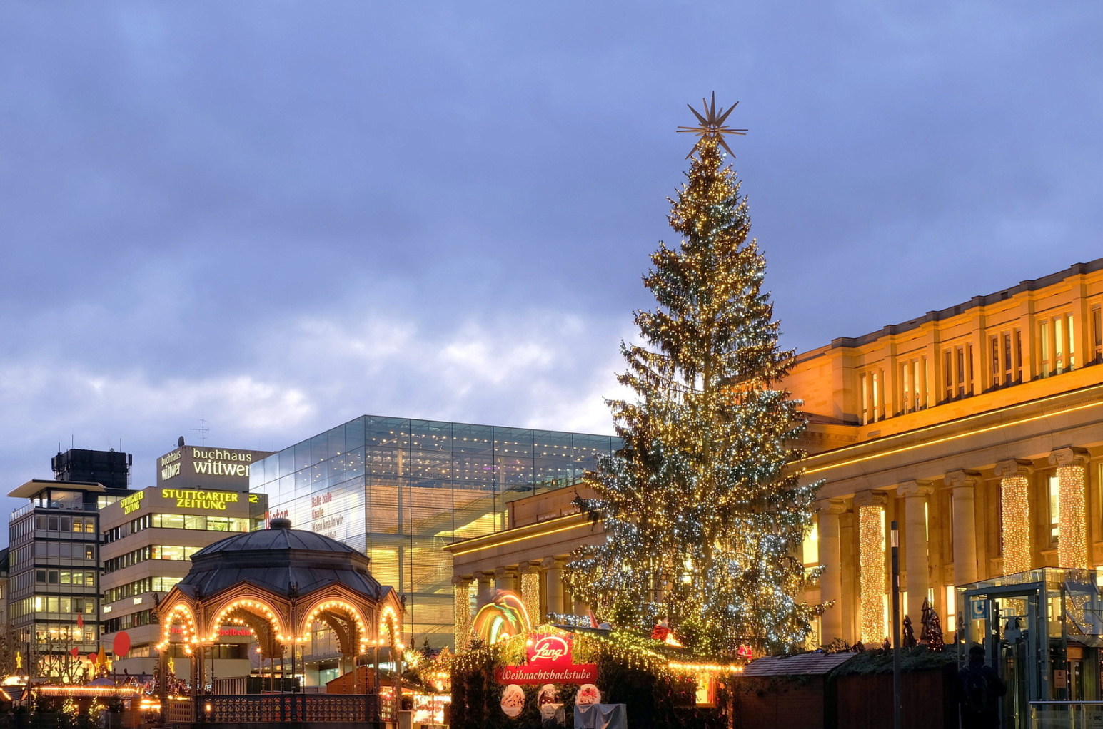 Weihnachtsmarkt in Stuttgart, beleuchteter Weihnachtsbaum. Die Detektive der Kurtz Detektei Stuttgart ermitteln gegen Diebe.