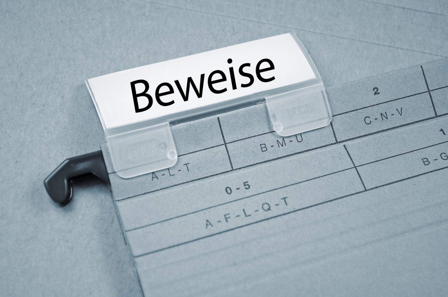 Eine Akte mit dem Reiter "Beweise"; gerichtsverwertbare Beweismittelbeschaffung durch IHK-zertifizierte Detektive aus Stuttgart