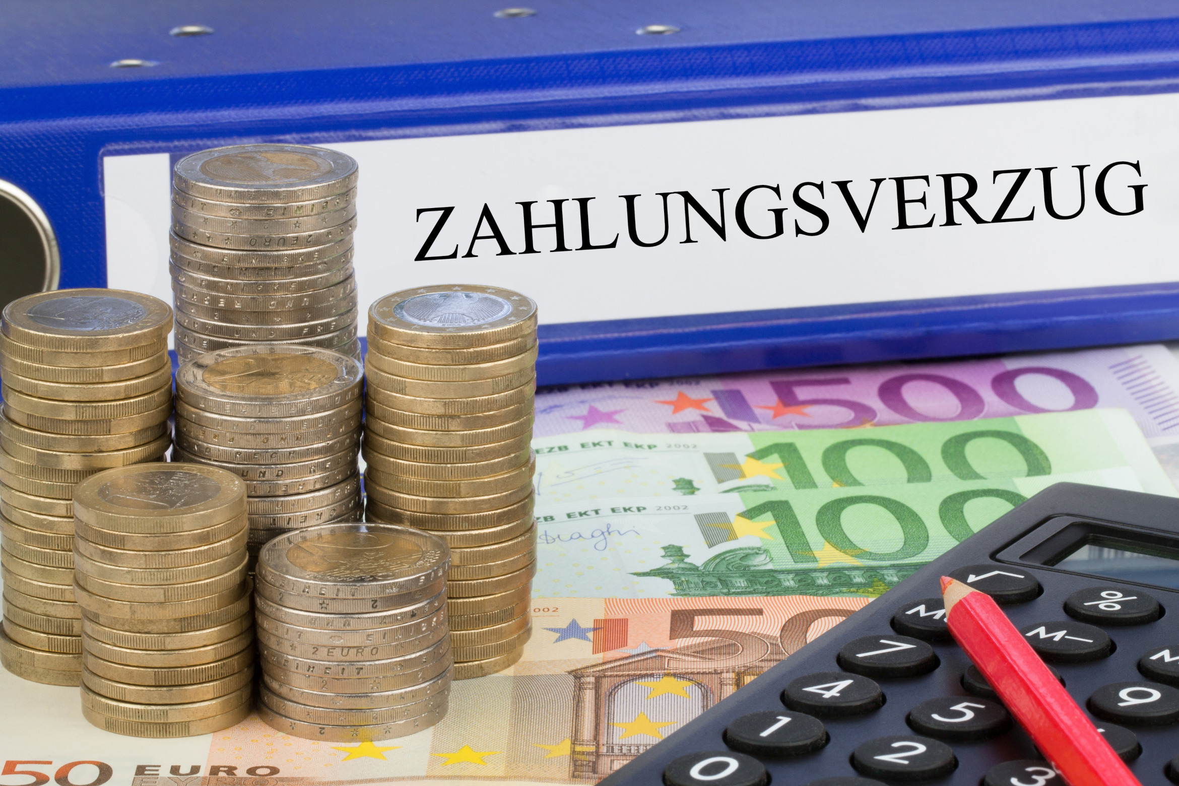 Taschenrechner, roter Stift, Bargeld und Aktenordner mit Aufschrift "Zahlungsverzug"; Wirtschaftsdetektei aus Stuttgart, Wirtschaftsdetektiv aus Stuttgart, Detektivbüro aus Stuttgart, Detektei aus Stuttgart