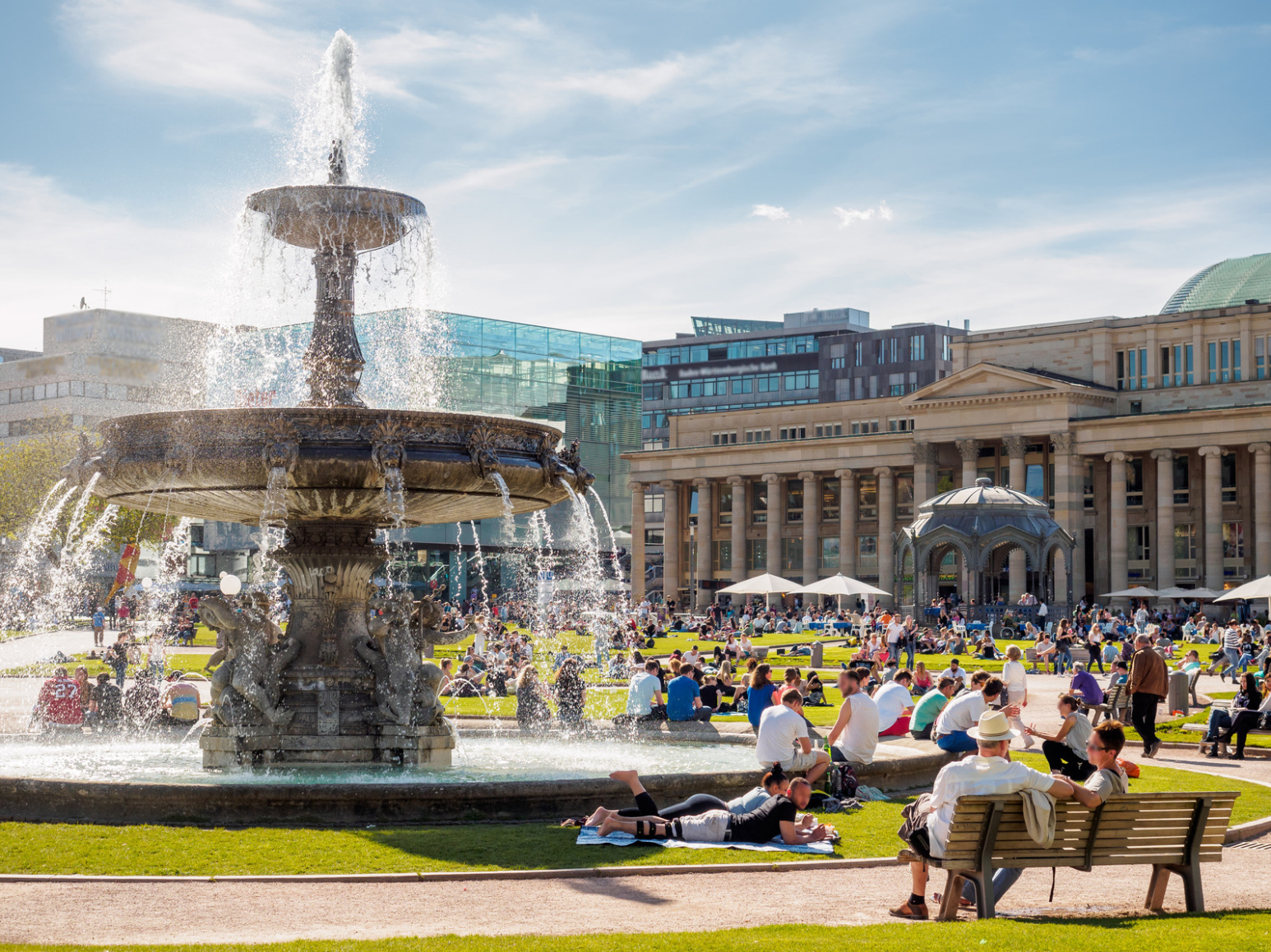 Auf dem Schlossplatz im Stadtkern versammelt sich regelmäßig Jung und Alt.